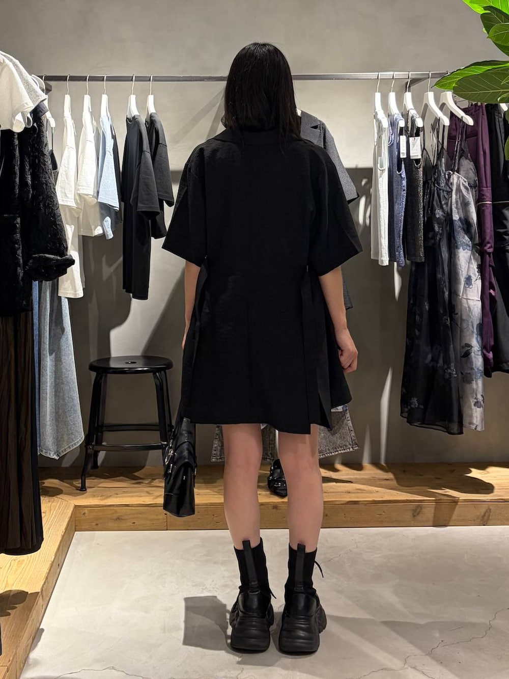 ブラック系のその他パンツ、ブラック系のテーラードジャケット、ブラック系のタンクトップを着用したレディースの夏コーディネートの3枚目の写真