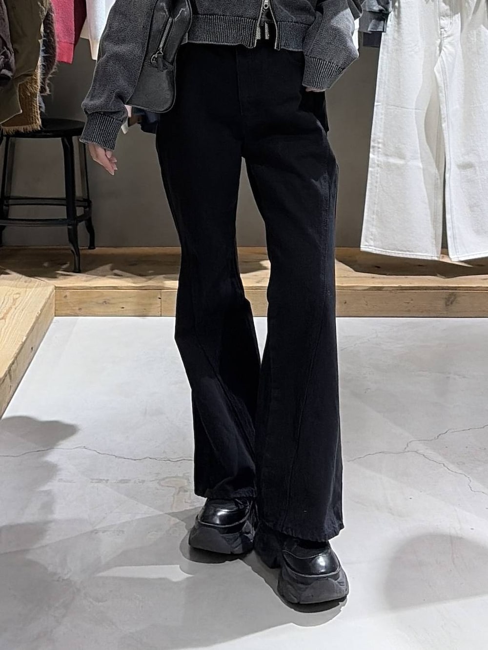 ブラック系のブーツ、ブラック系のボストンバッグ、ブラック系のデニムパンツを着用したレディースの冬コーディネートの5枚目の写真