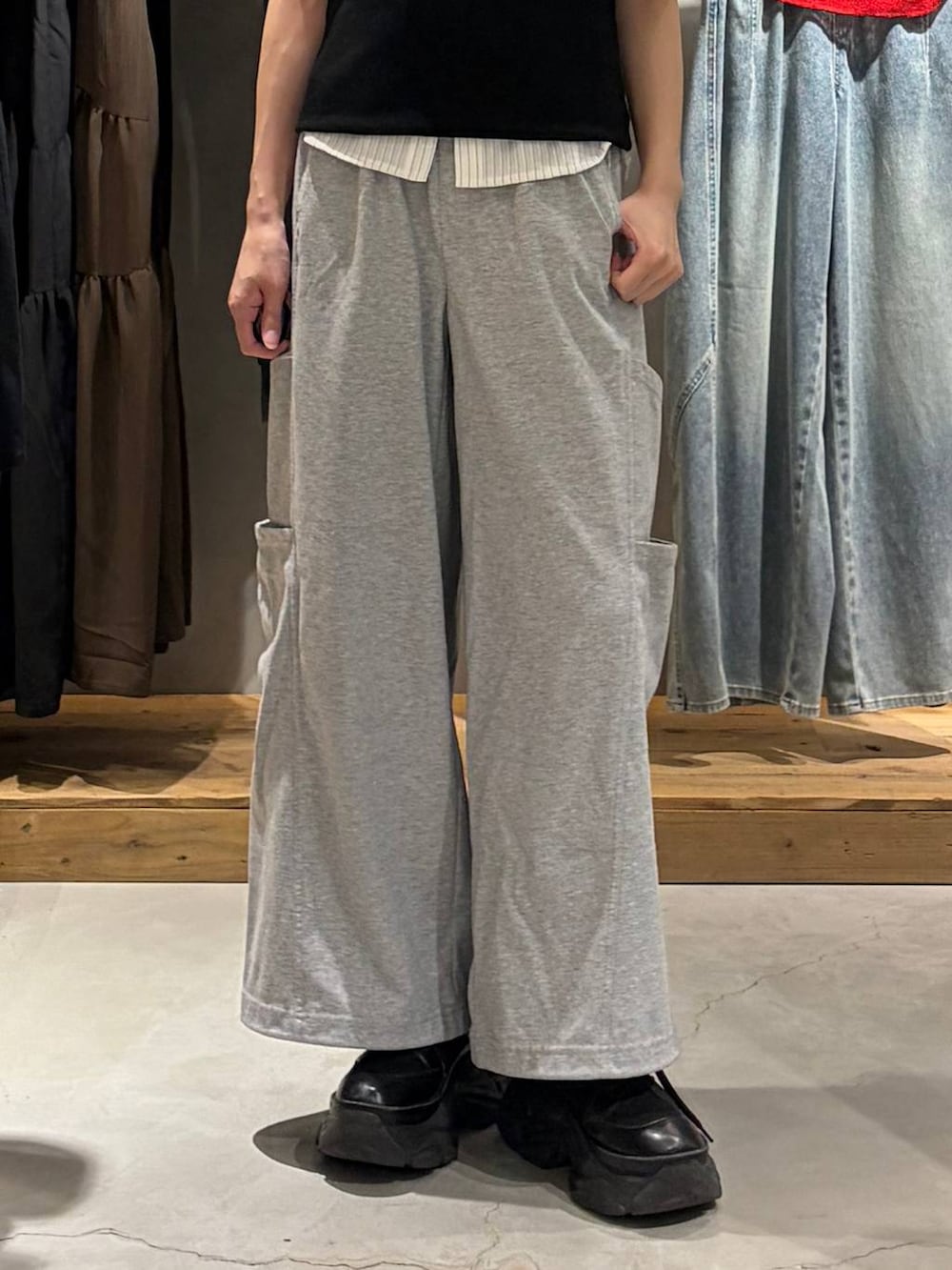 ブラック系のタンクトップ、グレー系のスウェットパンツ、ホワイト系のシャツ/ブラウスを着用したレディースの春コーディネートの5枚目の写真
