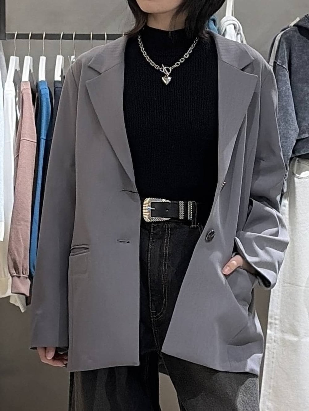 ブラック系のブーツ、ブラック系のニット/セーター、ブラック系のデニムパンツを着用したレディースの冬コーディネートの4枚目の写真