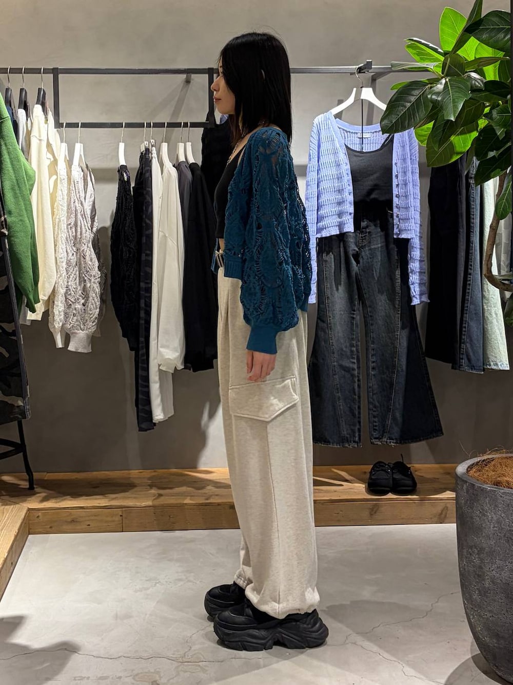 ブラック系のブーツ、ブラック系のキャミソール、ブルー系のカーディガン/ボレロを着用したレディースの春コーディネートの2枚目の写真