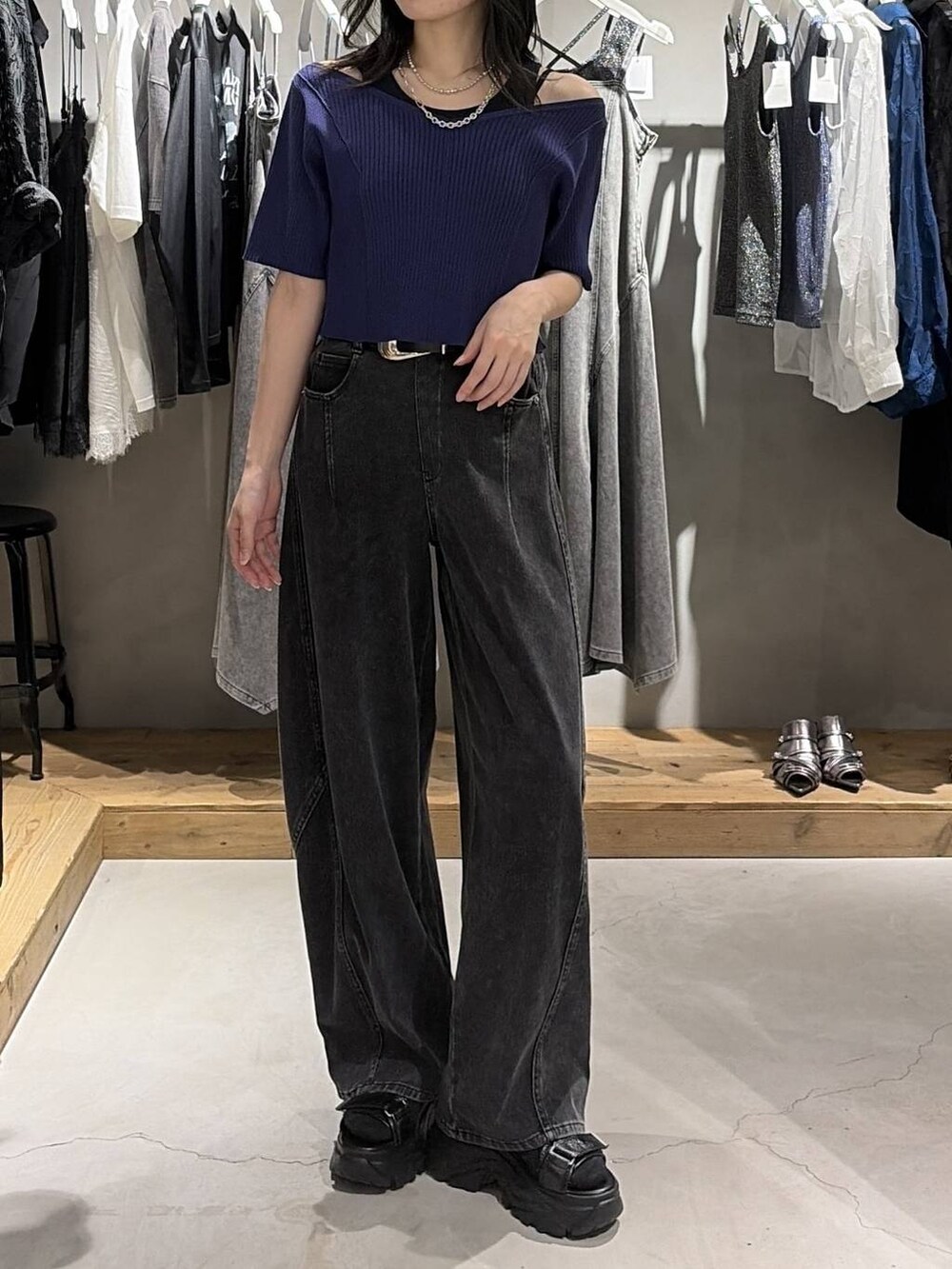 ブルー系のTシャツ/カットソー、ブラック系のデニムパンツ、ブラック系のサンダルを着用したレディースの夏コーディネートの6枚目の写真