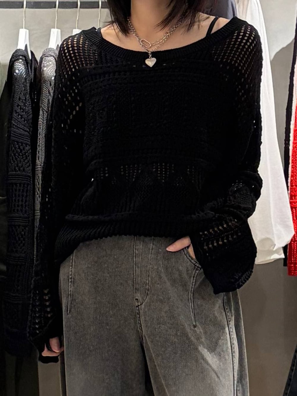 ブラック系のブーツ、ブラック系のデニムパンツ、ブラック系のニット/セーターを着用したレディースの春コーディネートの4枚目の写真