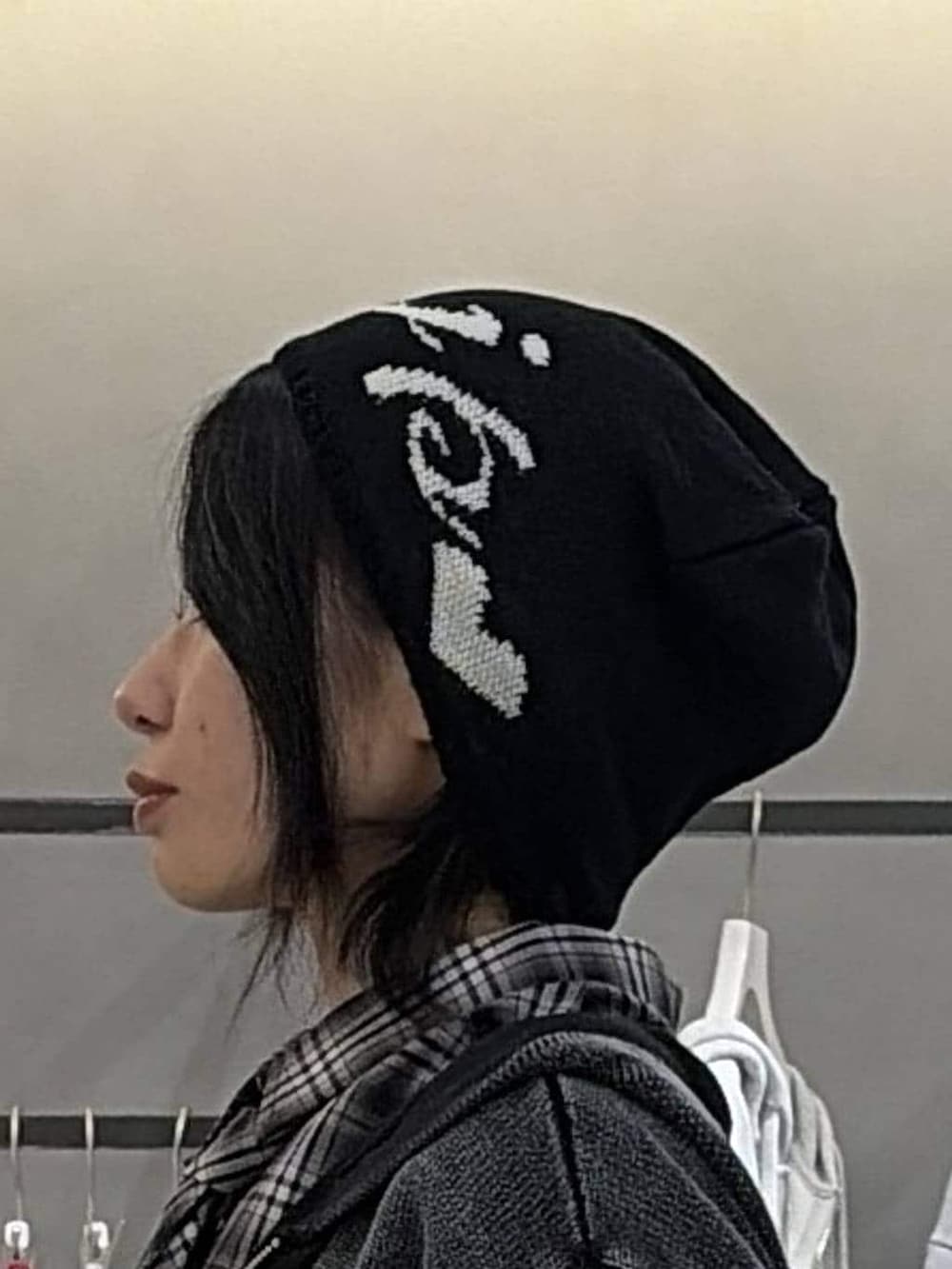 ブラック系のブーツ、ブラック系のボストンバッグ、ブラック系のデニムパンツを着用したレディースの冬コーディネートの6枚目の写真