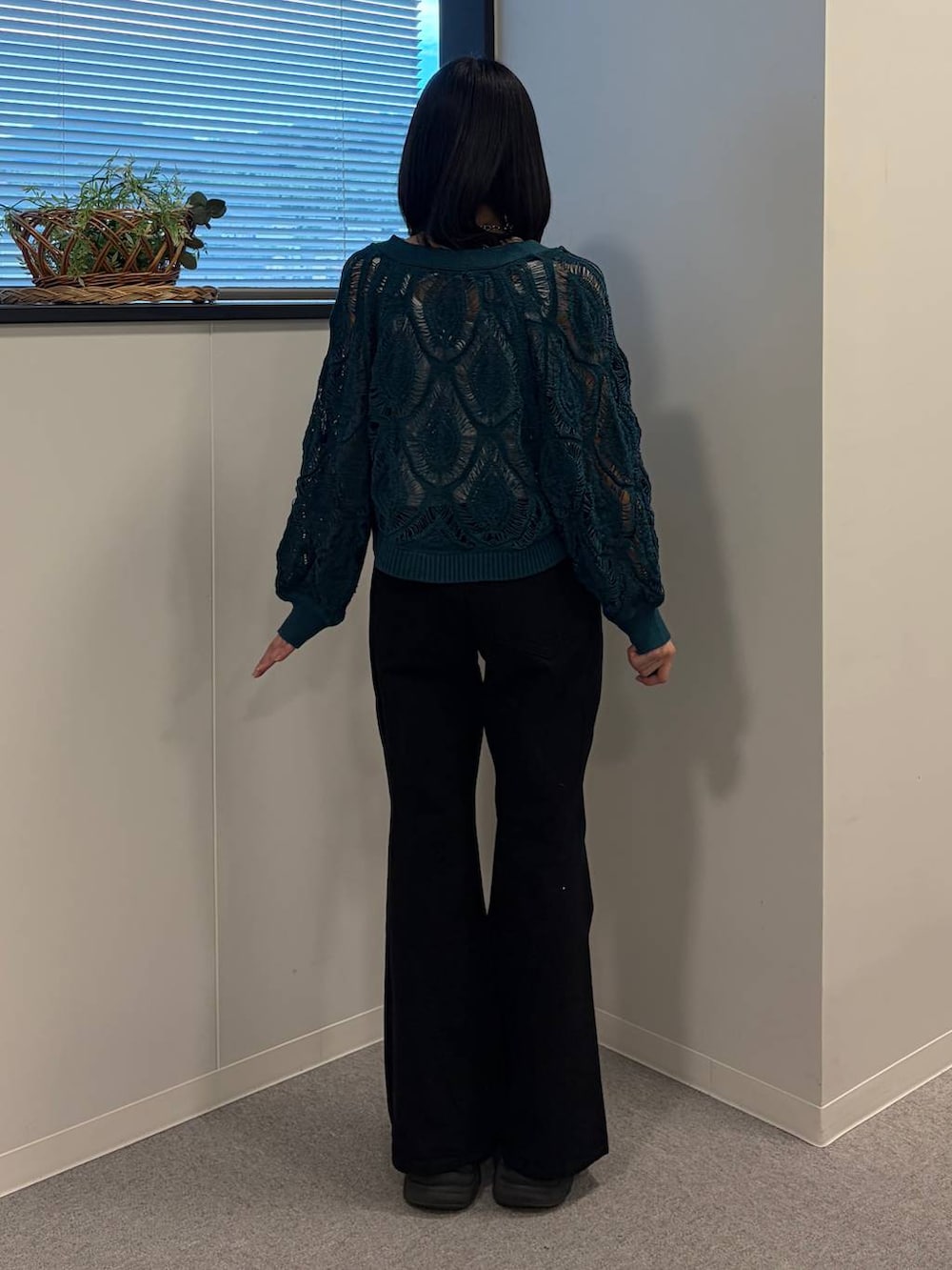 グリーン系のカーディガン/ボレロ、ブラック系のデニムパンツ、ホワイト系のタンクトップを着用したレディースの夏コーディネートの3枚目の写真