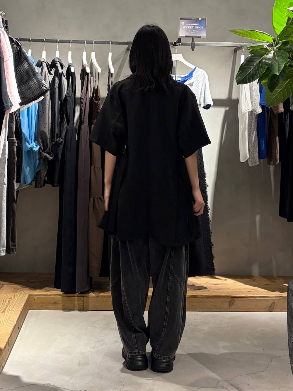 ブラック系のスニーカー、ブラック系のデニムパンツ、ブルー系のTシャツ/カットソーを着用したレディースの夏コーディネートの3枚目の写真