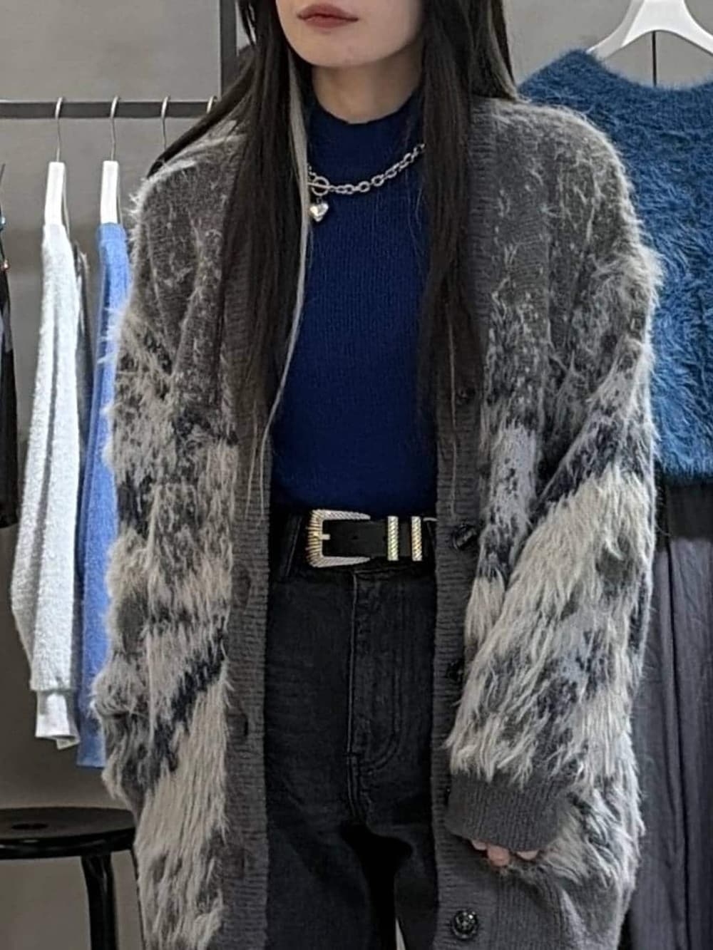 ブラック系のブーツ、グレー系のカーディガン/ボレロ、ブルー系のニット/セーターを着用したレディースの冬コーディネートの4枚目の写真