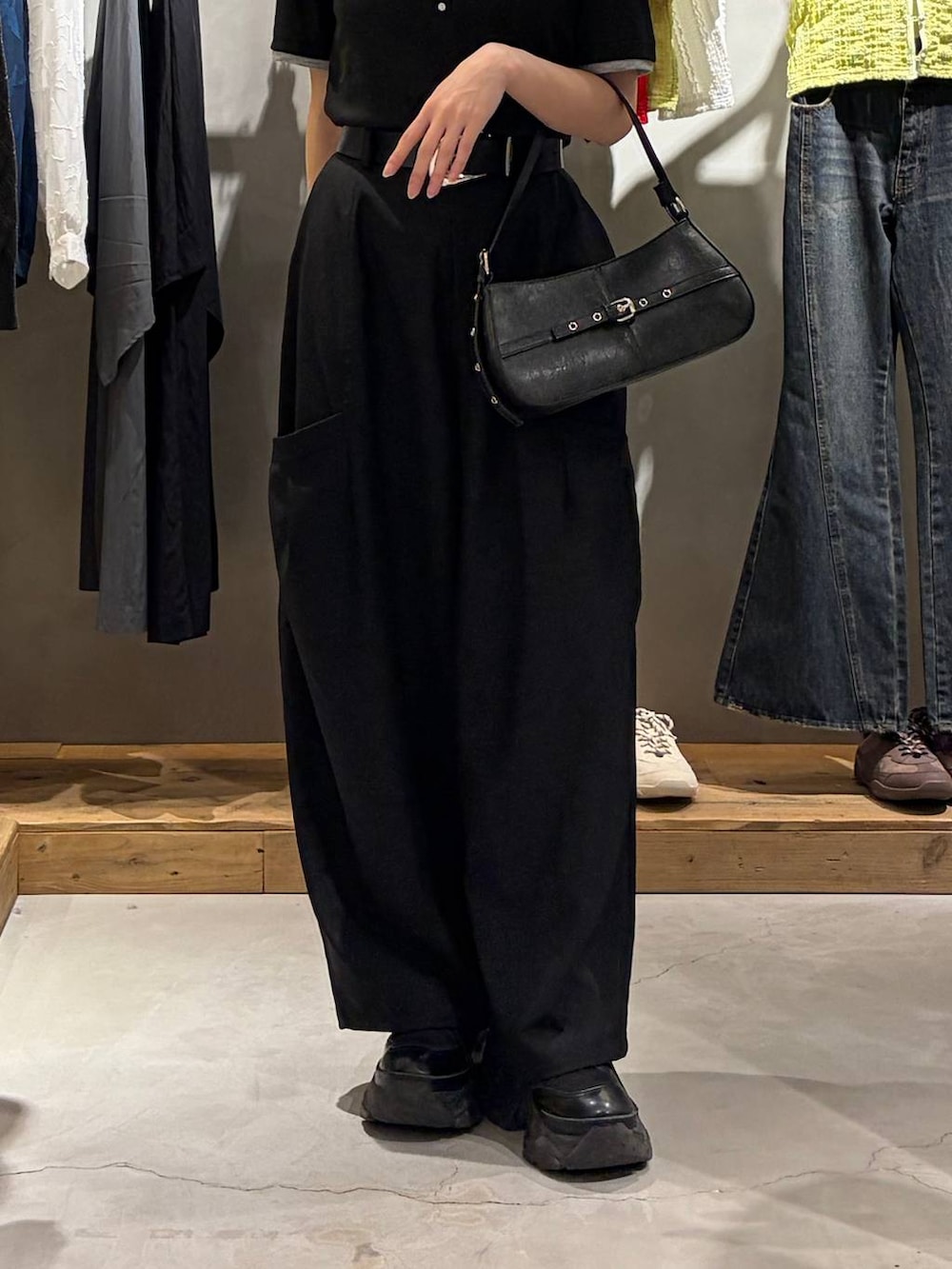 ブラック系のハンドバッグ、ブラック系のその他パンツ、ブラック系のTシャツ/カットソーを着用したレディースの春コーディネートの5枚目の写真