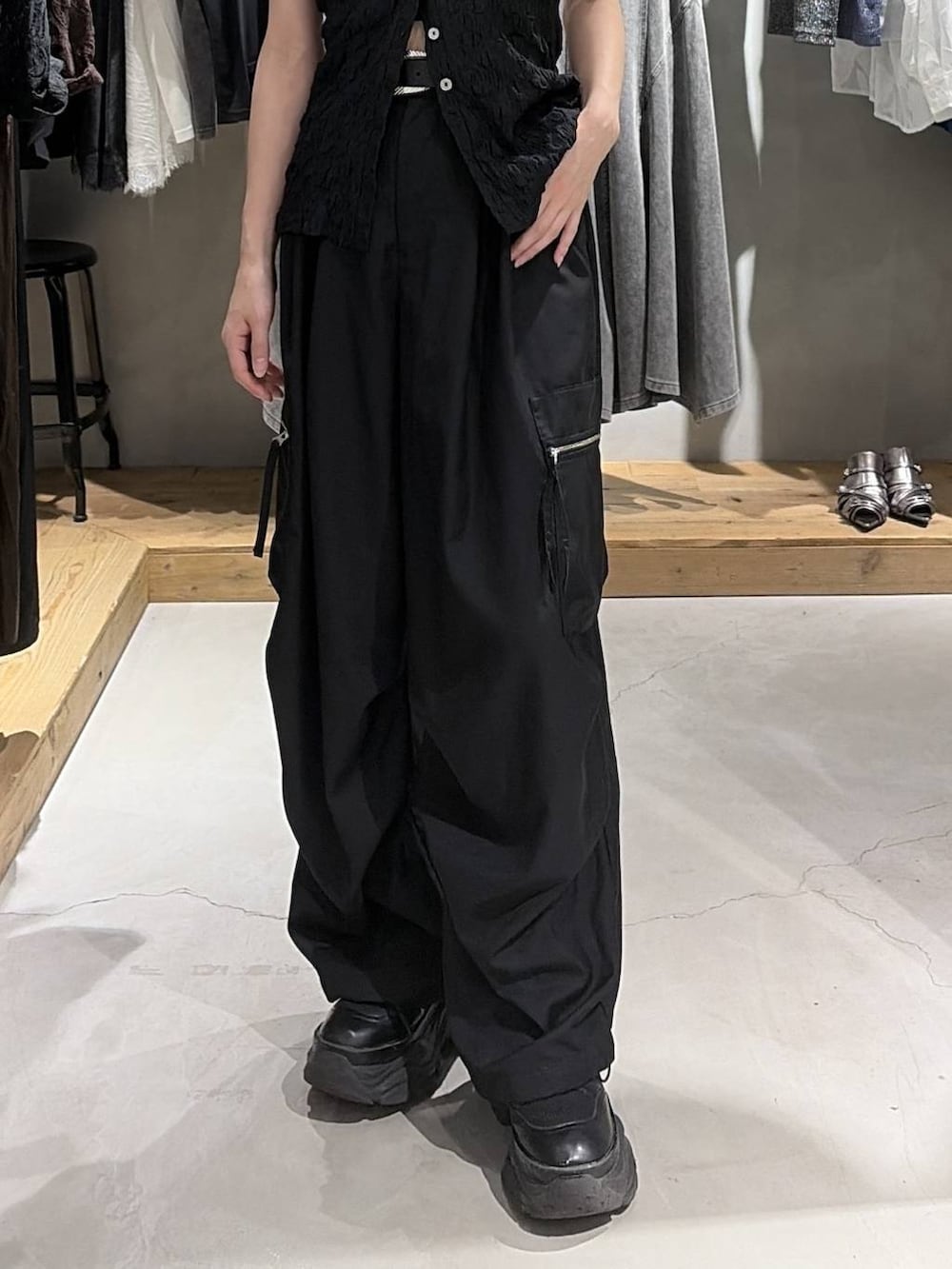 ブラック系のカーゴパンツ、ブラック系のシャツ/ブラウス、ブラック系のベルトを着用したレディースの夏コーディネートの5枚目の写真