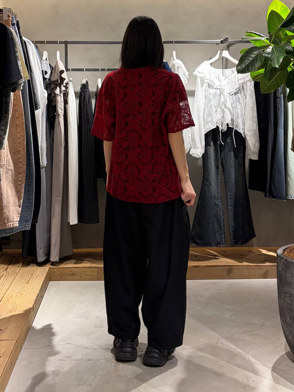 ブラック系のブーツ、レッド系のシャツ/ブラウス、ブラック系のその他パンツを着用したレディースの春コーディネートの3枚目の写真