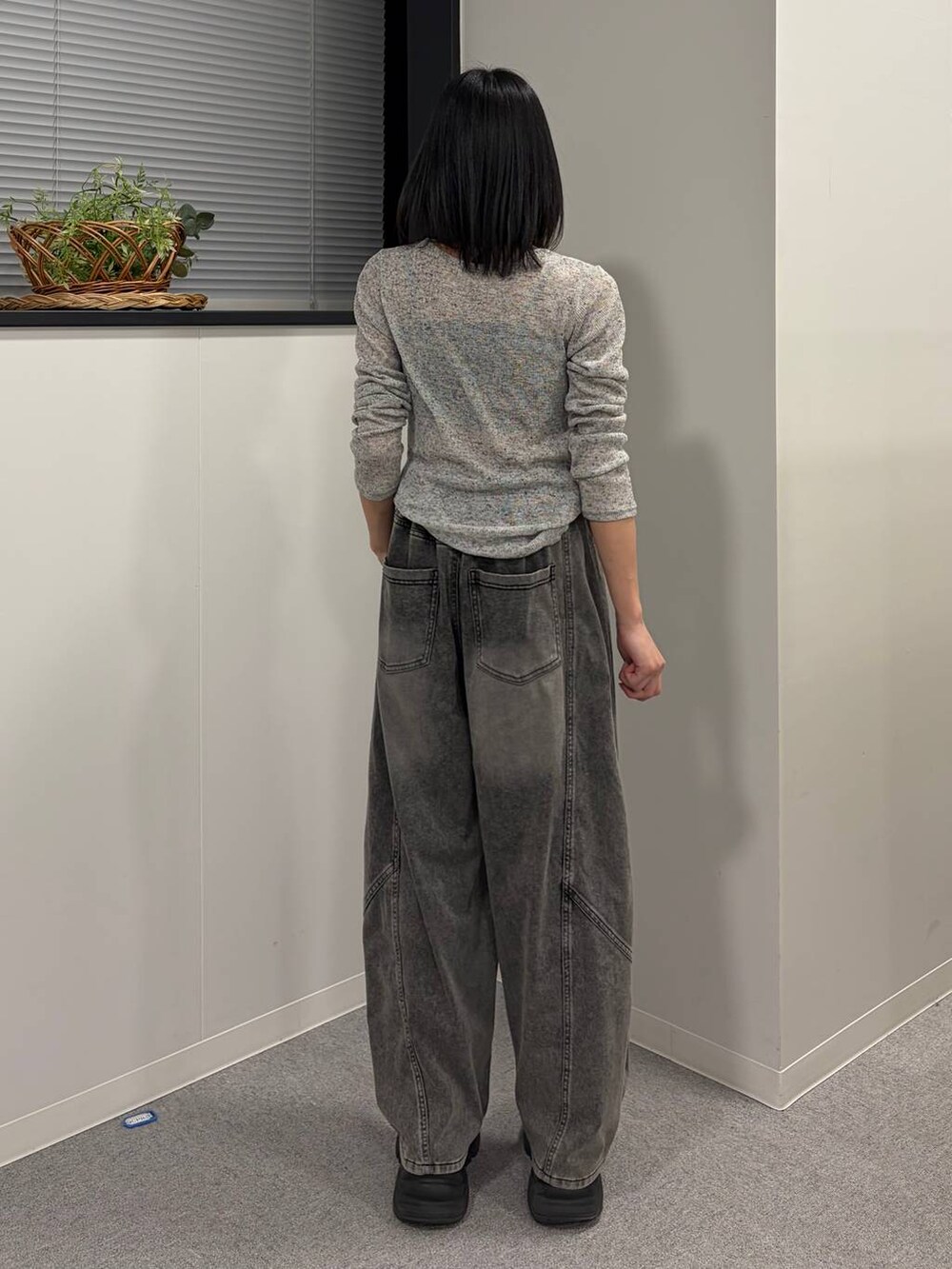 ブラック系のブーツ、ブラック系のデニムパンツ、グレー系のTシャツ/カットソーを着用したレディースの春コーディネートの3枚目の写真