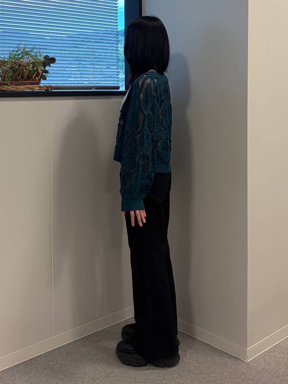 グリーン系のカーディガン/ボレロ、ブラック系のデニムパンツ、ホワイト系のタンクトップを着用したレディースの夏コーディネートの2枚目の写真