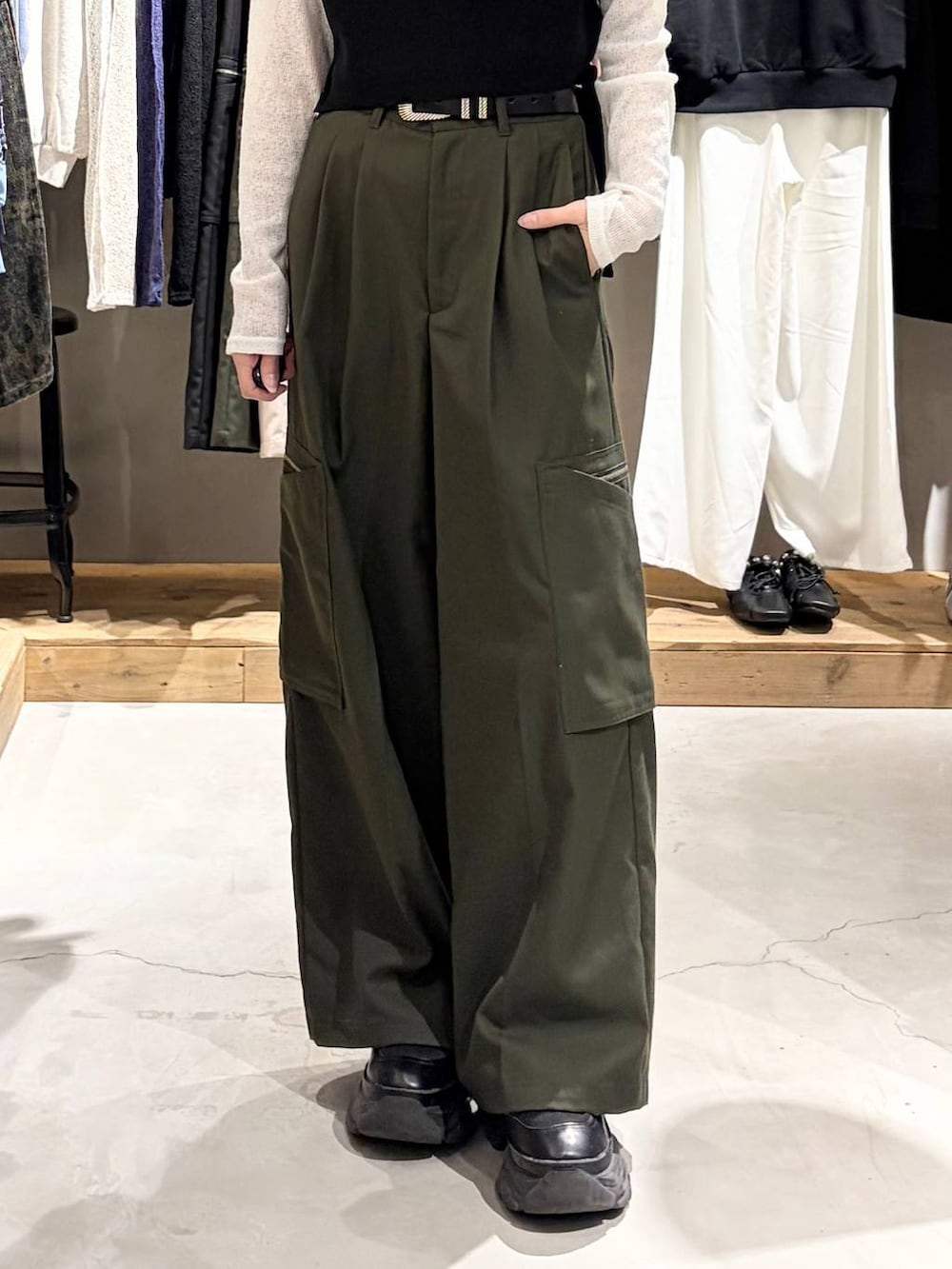 ブラック系のブーツ、グリーン系のスラックス、ホワイト系のTシャツ/カットソーを着用したレディースの春コーディネートの5枚目の写真