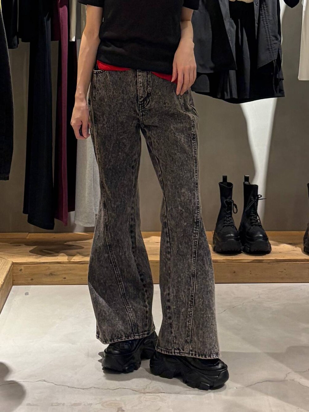 ブラック系のスニーカー、ブラック系のデニムパンツ、レッド系のTシャツ/カットソーを着用したレディースの夏コーディネートの5枚目の写真