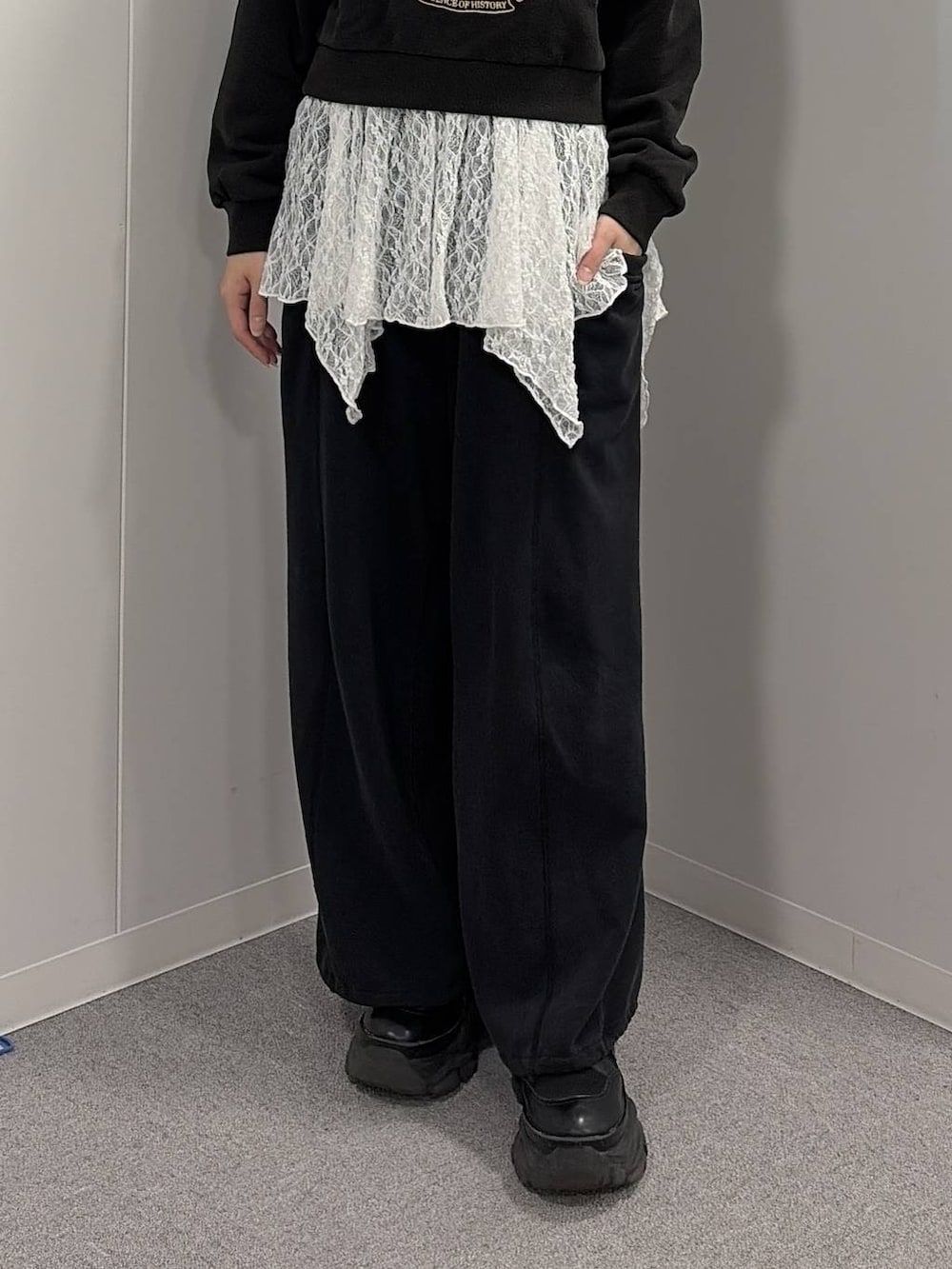 ブラック系のブーツ、グレー系のスウェット、ブラック系のスウェットパンツを着用したレディースの冬コーディネートの5枚目の写真