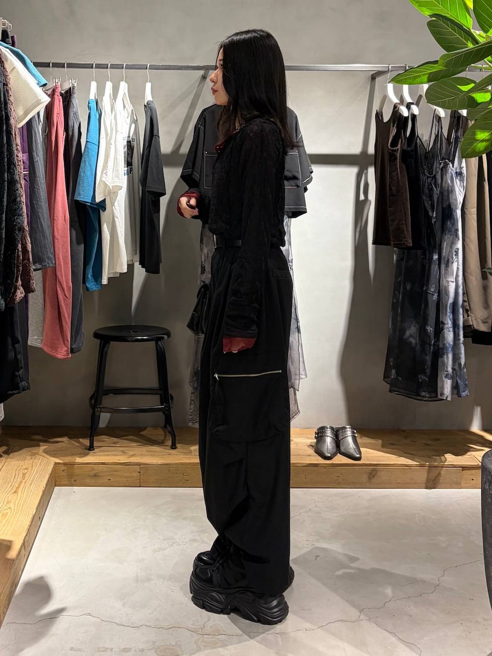 ブラック系のカーゴパンツ、レッド系のシャツ/ブラウス、ブラック系のシャツ/ブラウスを着用したレディースの夏コーディネートの2枚目の写真