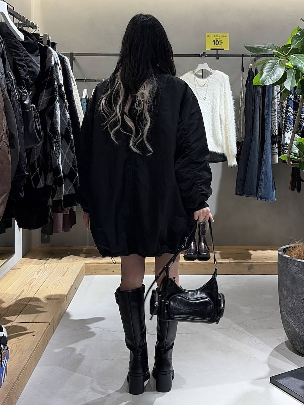 ブルー系のTシャツ/カットソー、ブラック系のブーツ、グレー系のカーディガン/ボレロを着用したレディースの秋コーディネートの3枚目の写真