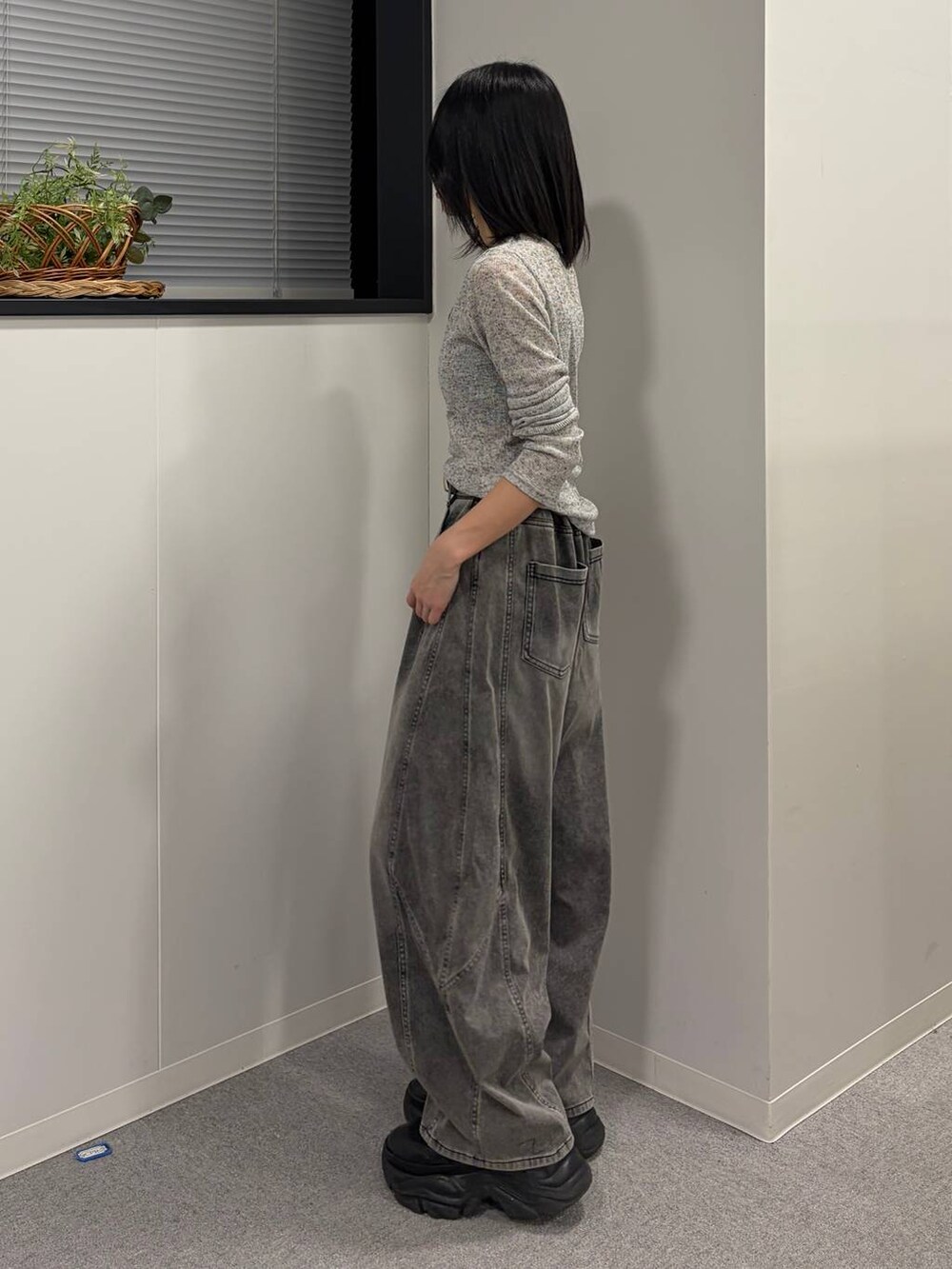 ブラック系のブーツ、ブラック系のデニムパンツ、グレー系のTシャツ/カットソーを着用したレディースの春コーディネートの2枚目の写真