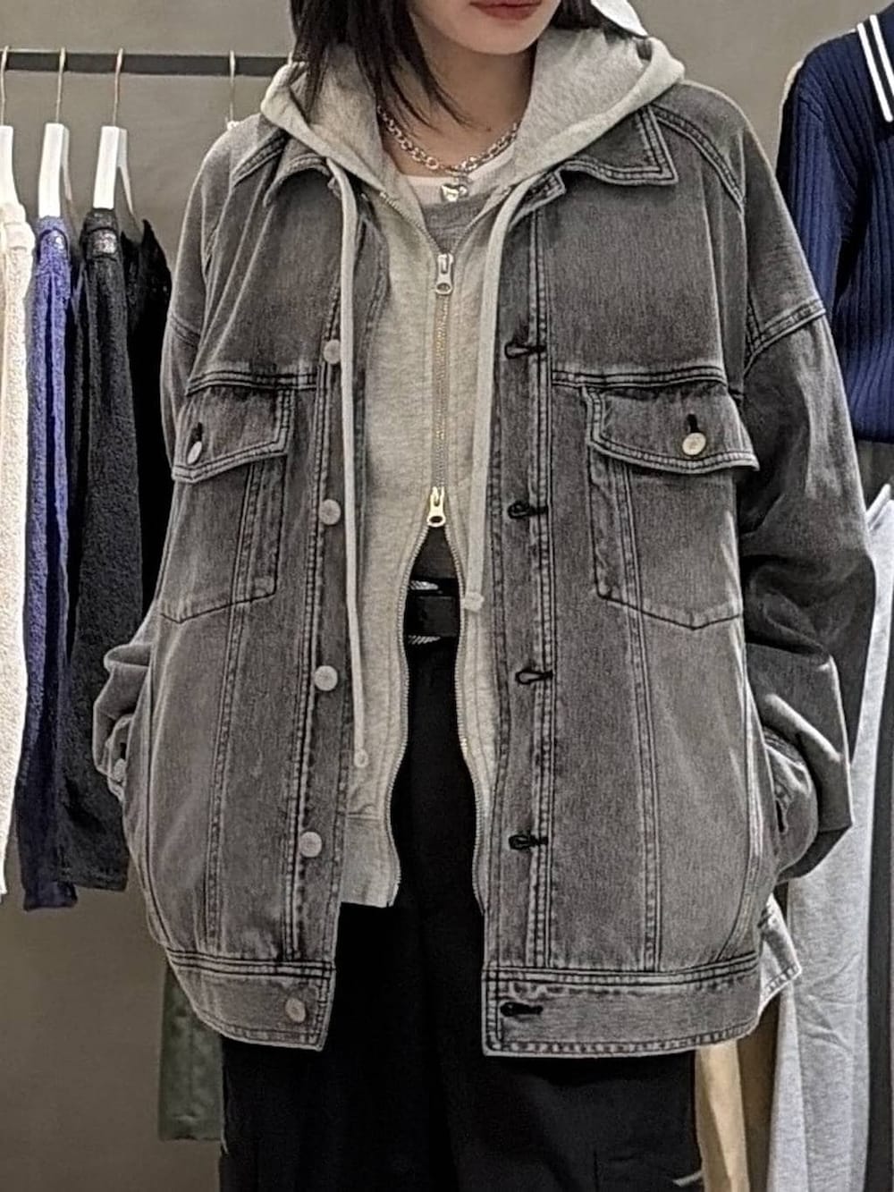 ブラック系のブーツ、グレー系のパーカー、ブラック系のブルゾンを着用したレディースの冬コーディネートの4枚目の写真