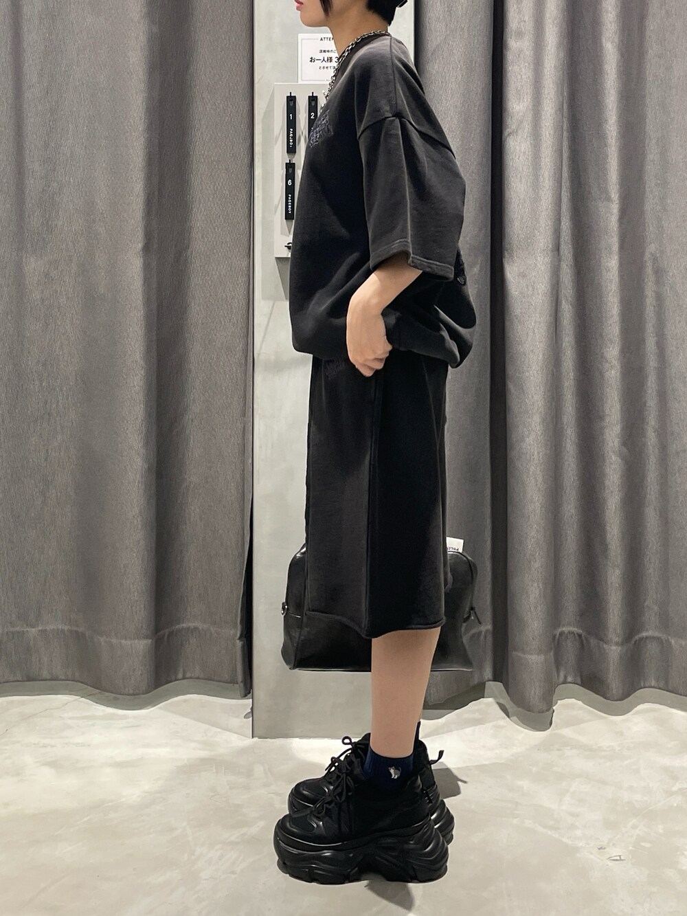 ブラック系のTシャツ/カットソー、ブラック系のその他パンツ、ブラック系のボストンバッグを着用したレディースの夏コーディネートの2枚目の写真