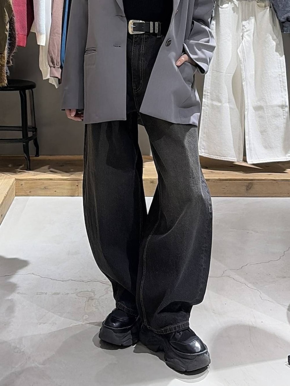 ブラック系のブーツ、ブラック系のニット/セーター、ブラック系のデニムパンツを着用したレディースの冬コーディネートの5枚目の写真