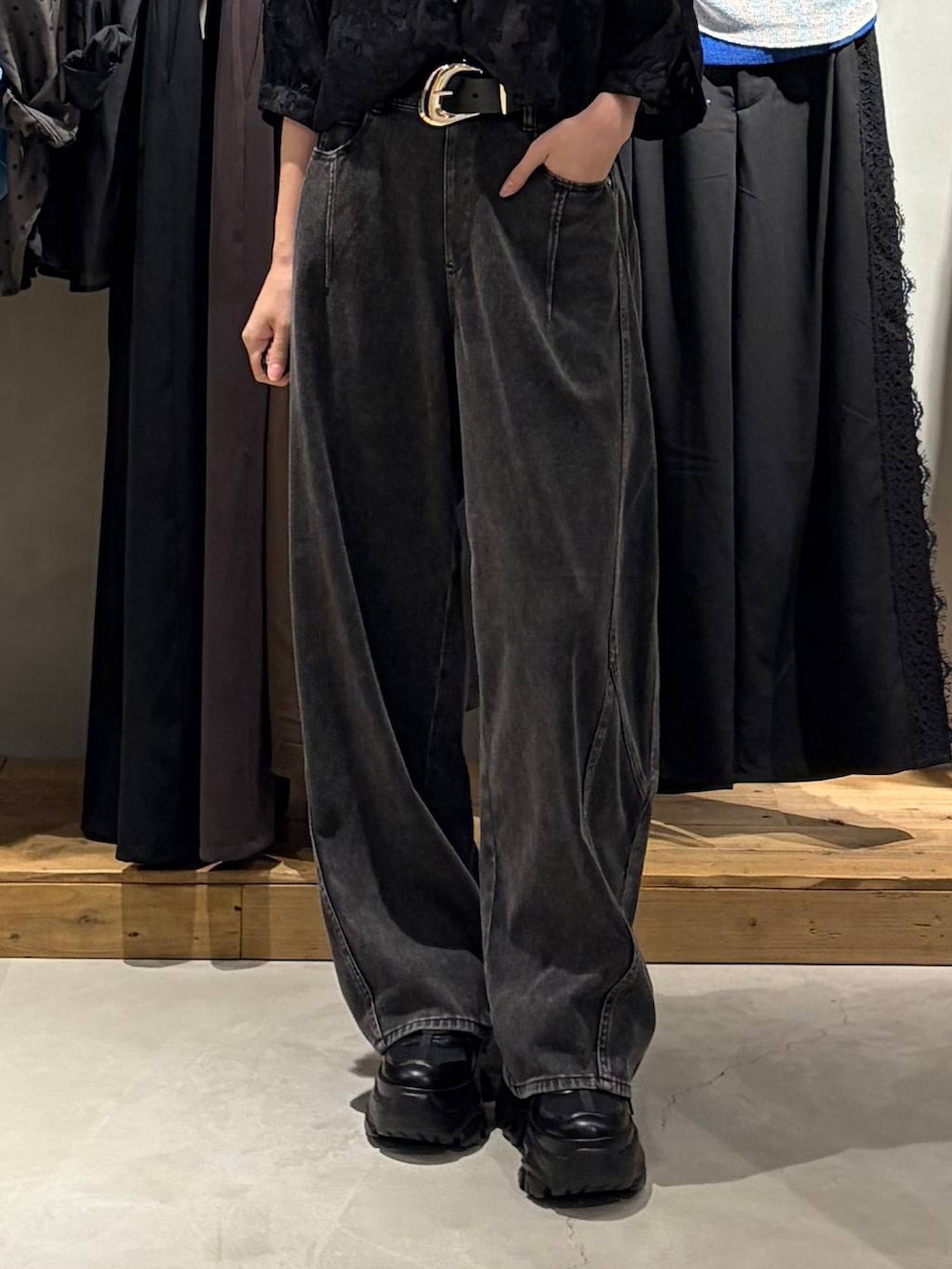 ブラック系のスニーカー、ブラック系のデニムパンツ、ブラック系のシャツ/ブラウスを着用したレディースの夏コーディネートの5枚目の写真