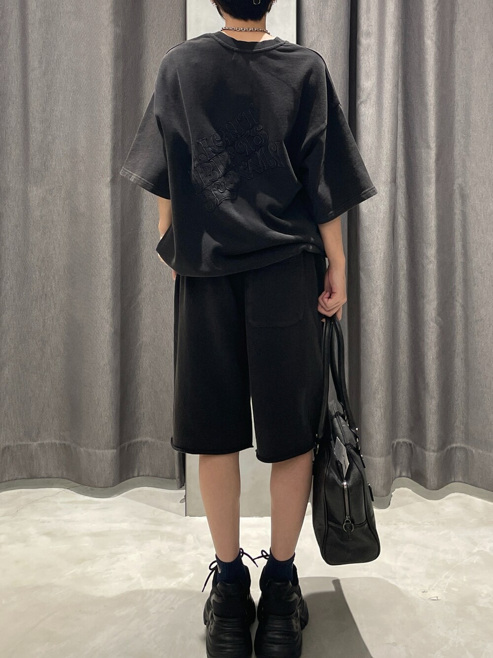 ブラック系のTシャツ/カットソー、ブラック系のその他パンツ、ブラック系のボストンバッグを着用したレディースの夏コーディネートの3枚目の写真