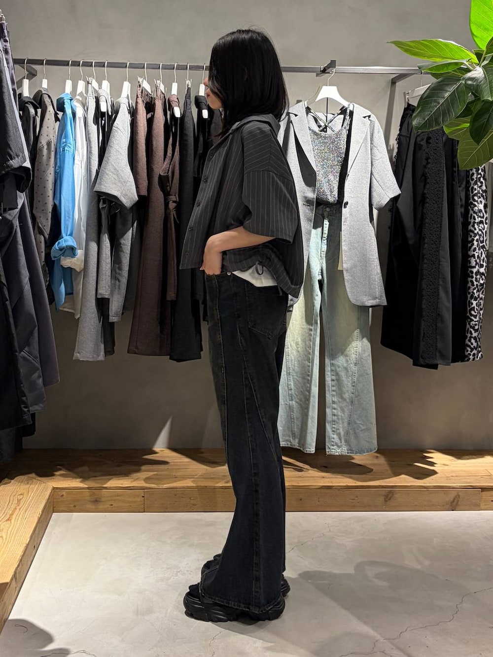 ホワイト系のTシャツ/カットソー、ブルー系のデニムパンツ、ブラック系のサンダルを着用したレディースの夏コーディネートの2枚目の写真