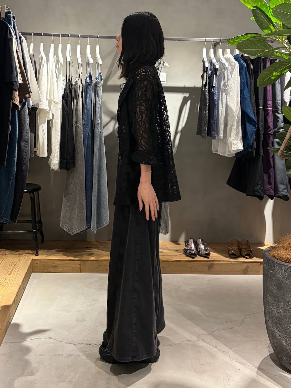 ブラック系のデニムパンツ、ブラック系のテーラードジャケット、ブラック系のキャミソールを着用したレディースの夏コーディネートの2枚目の写真