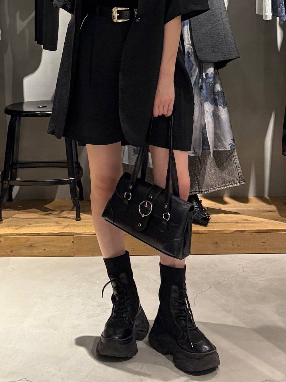 ブラック系のその他パンツ、ブラック系のテーラードジャケット、ブラック系のタンクトップを着用したレディースの夏コーディネートの5枚目の写真
