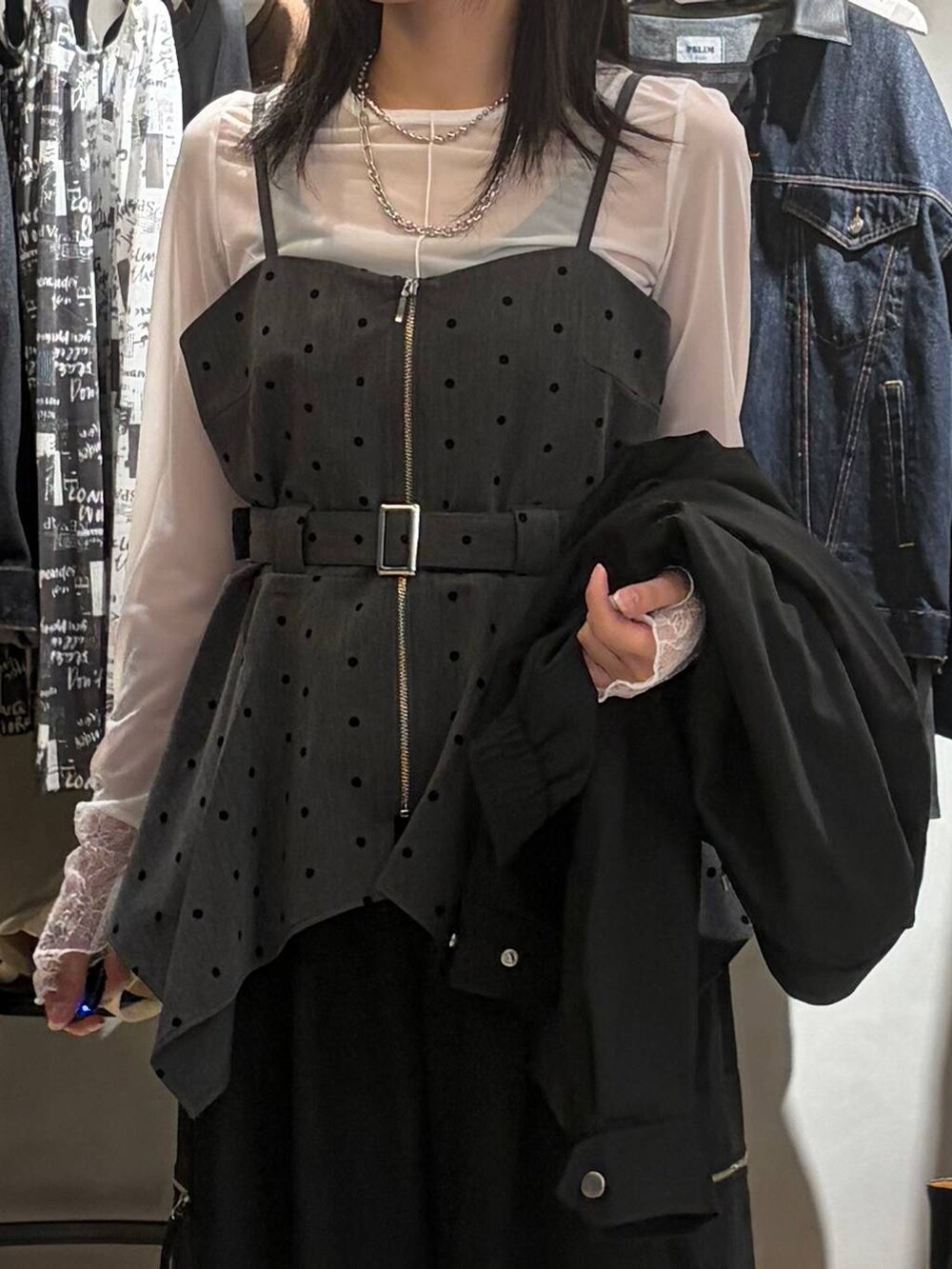 ブラック系のカーゴパンツ、ホワイト系のその他トップス、ブラック系のブルゾンを着用したレディースの秋コーディネートの4枚目の写真