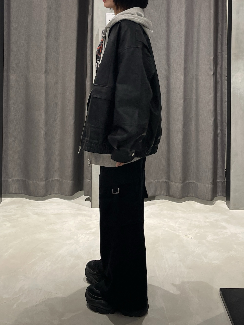 ブラック系のTシャツ/カットソー、グレー系のパーカー、ブラック系のブルゾンを着用したレディースの秋コーディネートの2枚目の写真