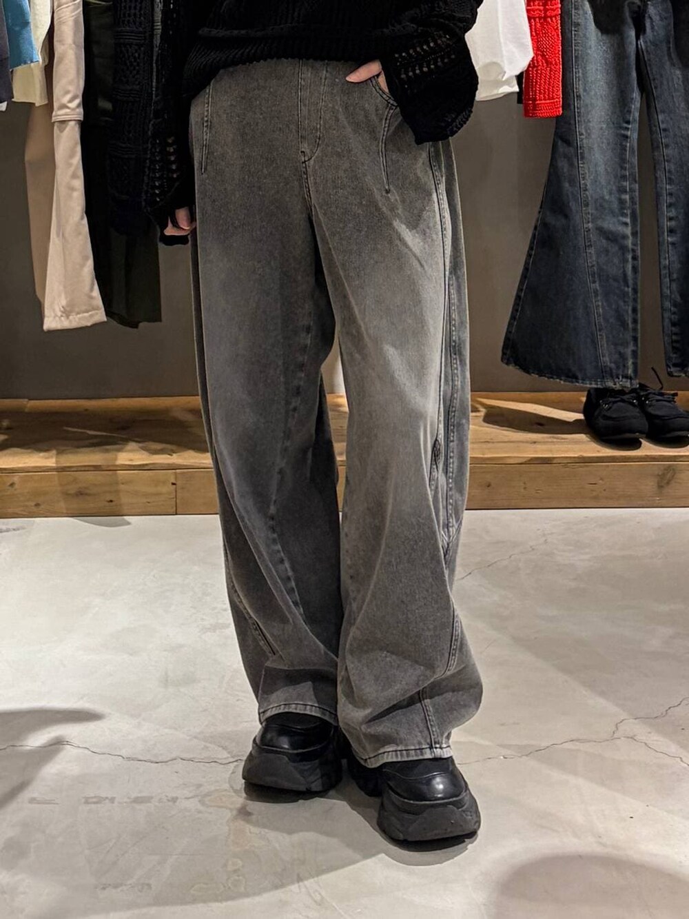 ブラック系のブーツ、ブラック系のデニムパンツ、ブラック系のニット/セーターを着用したレディースの春コーディネートの5枚目の写真