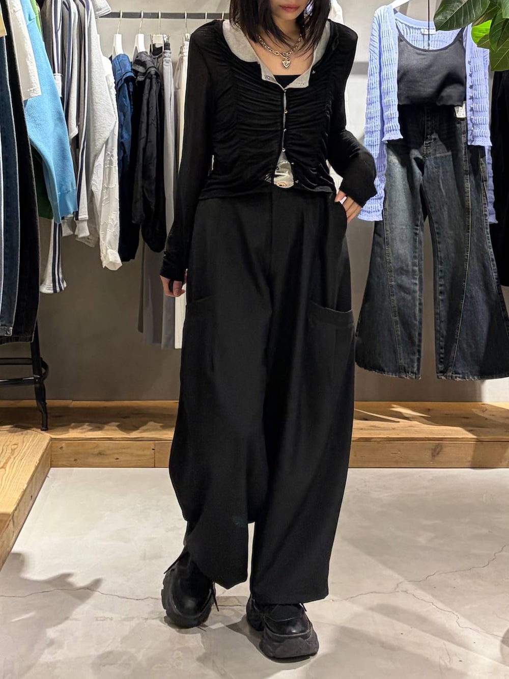 ブラック系のブーツ、ブラック系のTシャツ/カットソー、グレー系のタンクトップを着用したレディースの春コーディネートの6枚目の写真