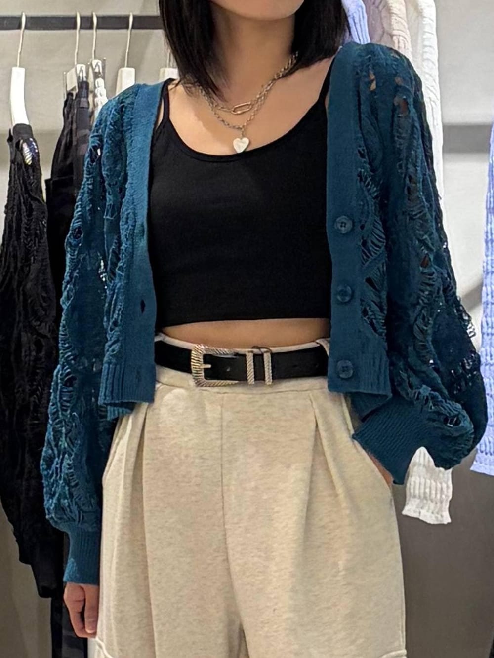 ブラック系のブーツ、ブラック系のキャミソール、ブルー系のカーディガン/ボレロを着用したレディースの春コーディネートの4枚目の写真