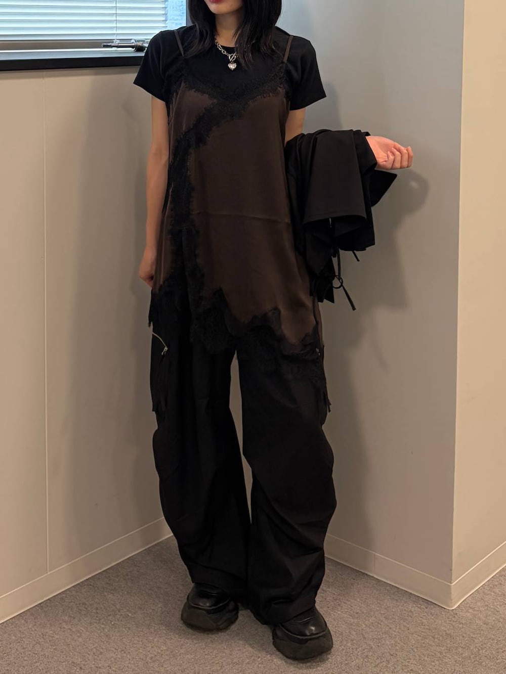 ブラウン系のチュニック、ブラック系のカーゴパンツ、ブラック系のTシャツ/カットソーを着用したレディースの夏コーディネートの6枚目の写真