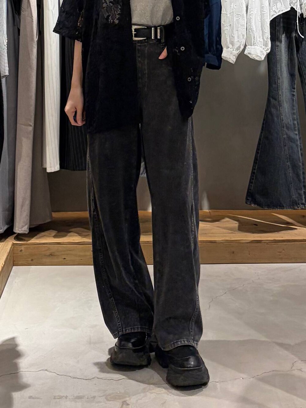 ブラック系のブーツ、ブラック系のシャツ/ブラウス、ブラック系のデニムパンツを着用したレディースの春コーディネートの5枚目の写真
