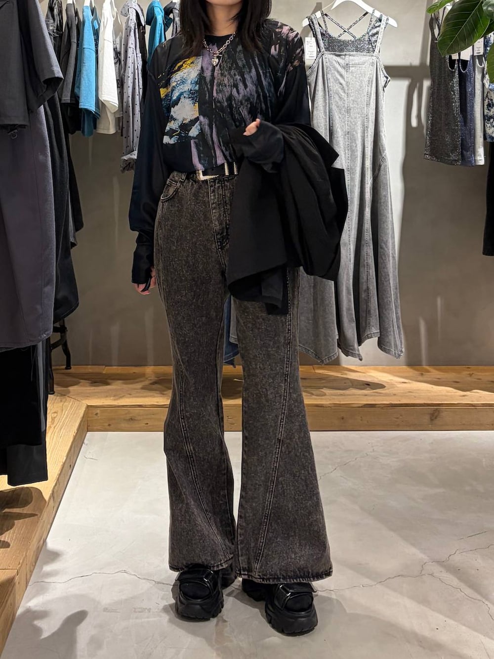 ブラック系のTシャツ/カットソー、ブラック系のデニムパンツ、ブラック系のサンダルを着用したレディースの夏コーディネートの6枚目の写真