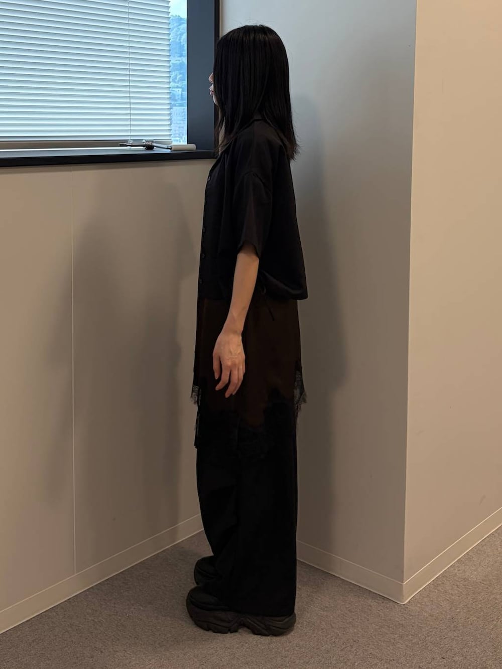 ブラウン系のチュニック、ブラック系のカーゴパンツ、ブラック系のTシャツ/カットソーを着用したレディースの夏コーディネートの2枚目の写真
