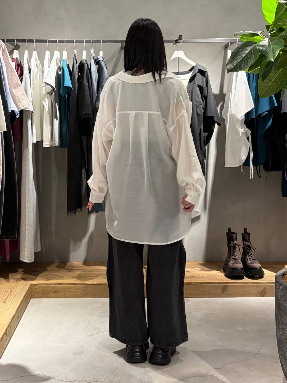 ブラック系のサンダル、ホワイト系のシャツ/ブラウス、グレー系のTシャツ/カットソーを着用したレディースの春コーディネートの3枚目の写真