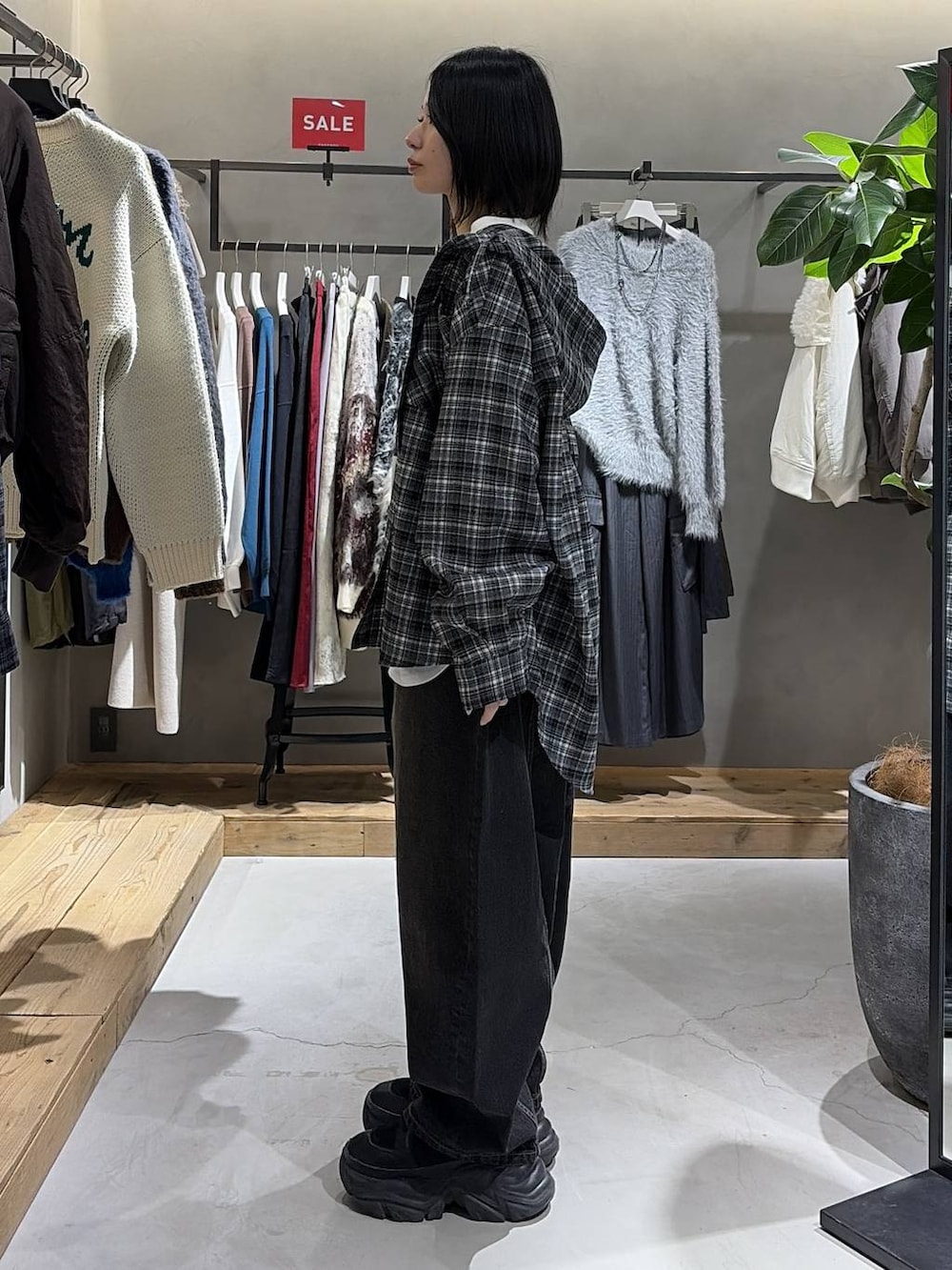 ブラック系のデニムパンツ、ホワイト系のTシャツ/カットソー、グレー系のシャツ/ブラウスを着用したレディースの冬コーディネートの2枚目の写真