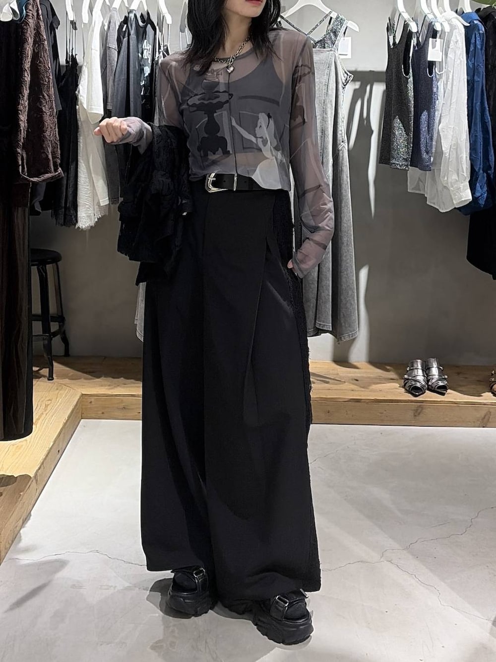 ブラック系のテーラードジャケット、ホワイト系のTシャツ/カットソー、ブラック系のデニムパンツを着用したレディースの夏コーディネートの6枚目の写真