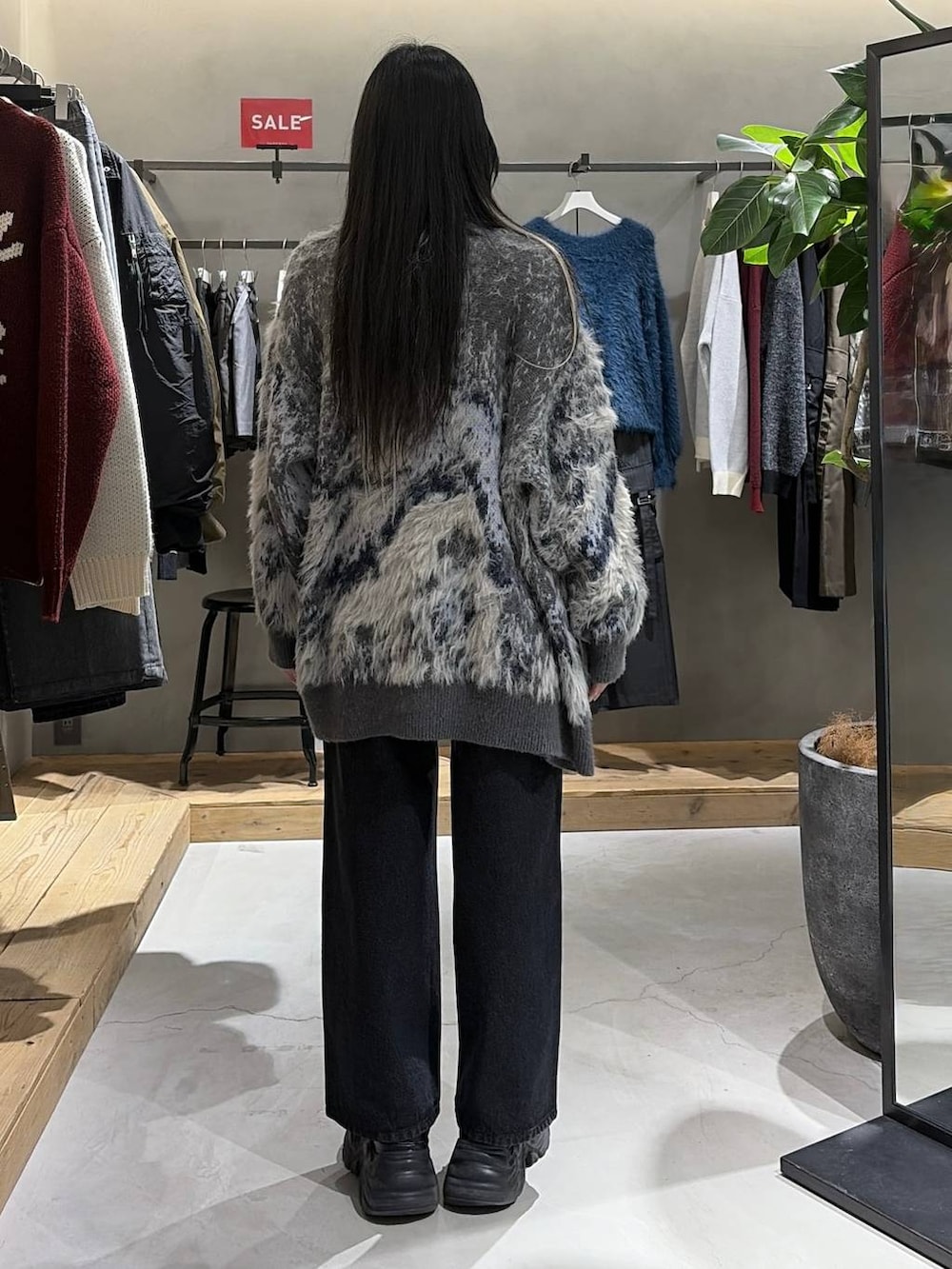 ブラック系のブーツ、グレー系のカーディガン/ボレロ、ブルー系のニット/セーターを着用したレディースの冬コーディネートの3枚目の写真