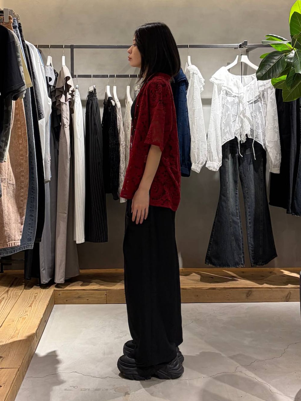 ブラック系のブーツ、レッド系のシャツ/ブラウス、ブラック系のその他パンツを着用したレディースの春コーディネートの2枚目の写真