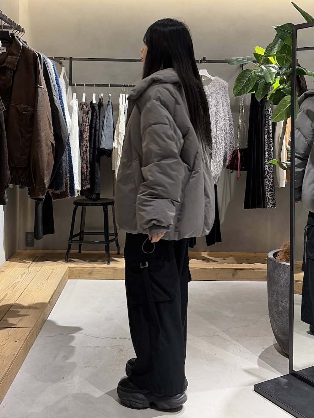 ブラック系のブーツ、グレー系のブルゾン、ブラック系のスラックスを着用したレディースの冬コーディネートの2枚目の写真