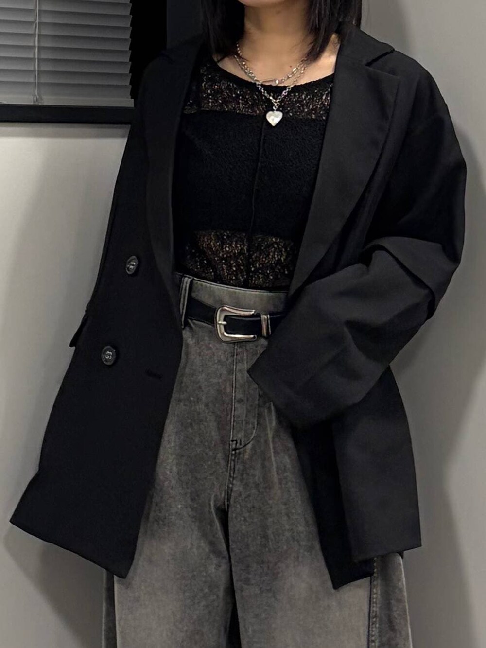 ブラック系のブーツ、ブラック系のデニムパンツ、ブラック系のTシャツ/カットソーを着用したレディースの春コーディネートの4枚目の写真