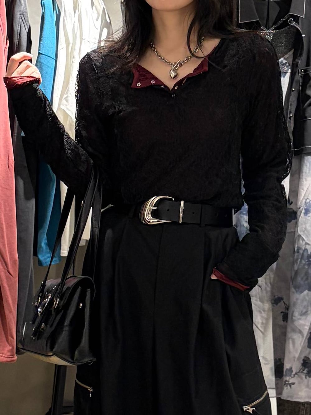 ブラック系のカーゴパンツ、レッド系のシャツ/ブラウス、ブラック系のシャツ/ブラウスを着用したレディースの夏コーディネートの4枚目の写真