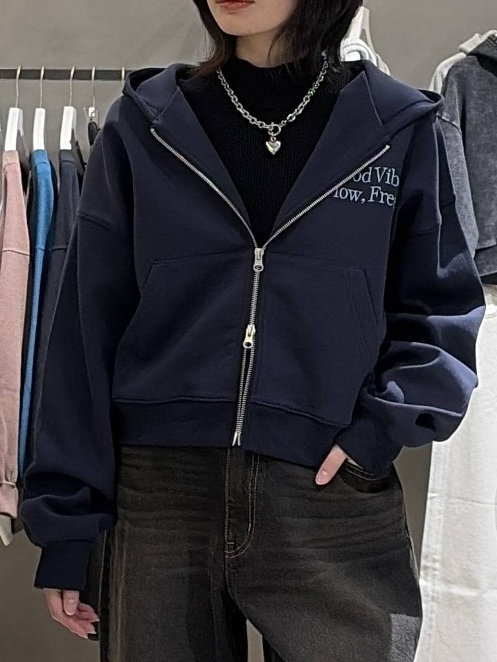 ブラック系のブーツ、ブラック系のニット/セーター、ブラック系のデニムパンツを着用したレディースの冬コーディネートの4枚目の写真