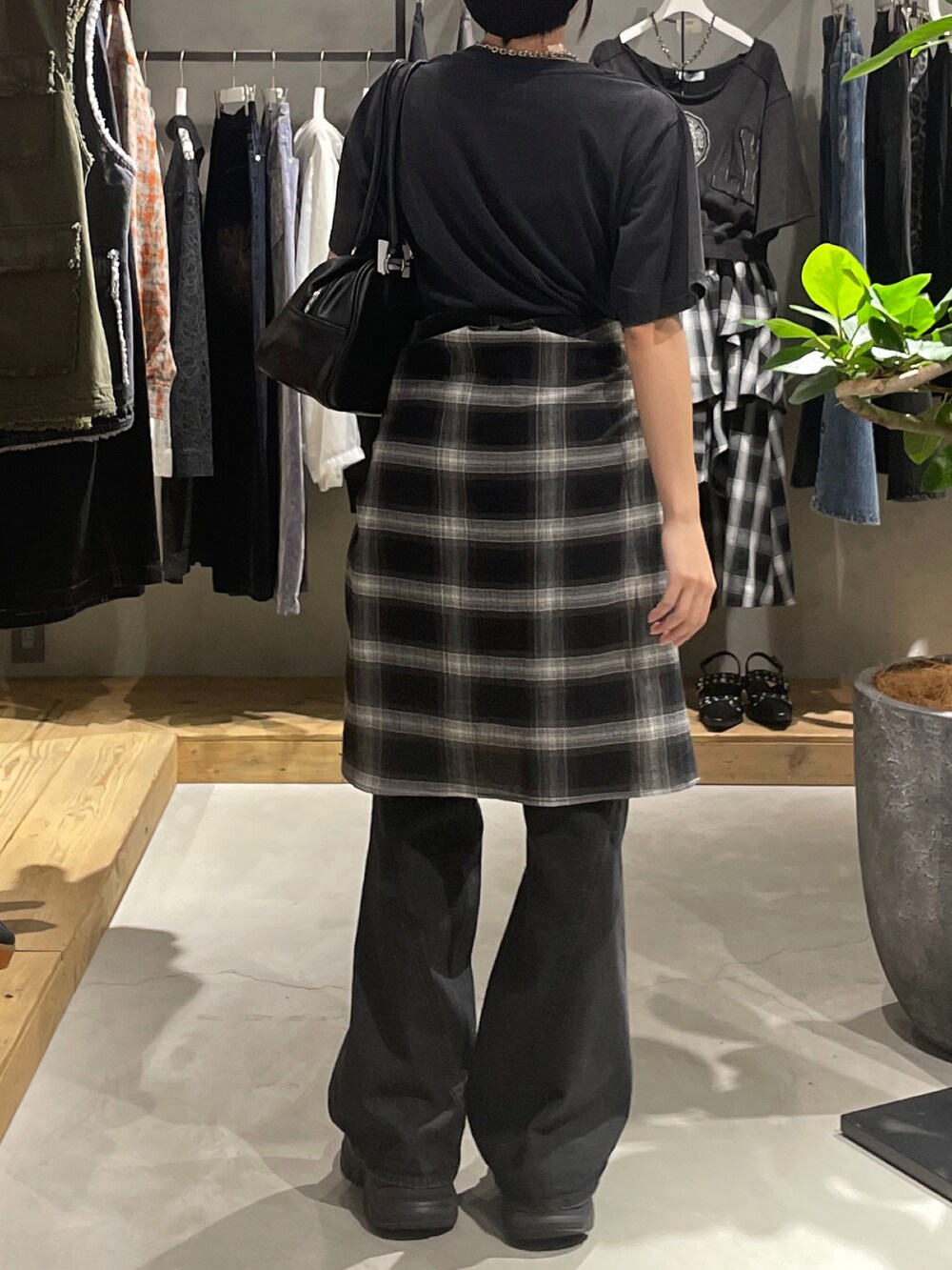 ブラック系のTシャツ/カットソー、ブラック系のシャツ/ブラウス、ブラック系のデニムパンツを着用したレディースの秋コーディネートの3枚目の写真