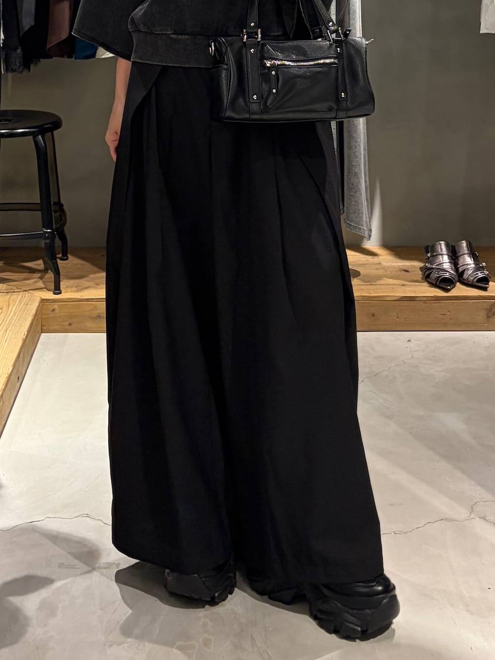 ブラック系のショルダーバッグ、ブラック系のTシャツ/カットソー、ブラック系のスニーカーを着用したレディースの夏コーディネートの5枚目の写真